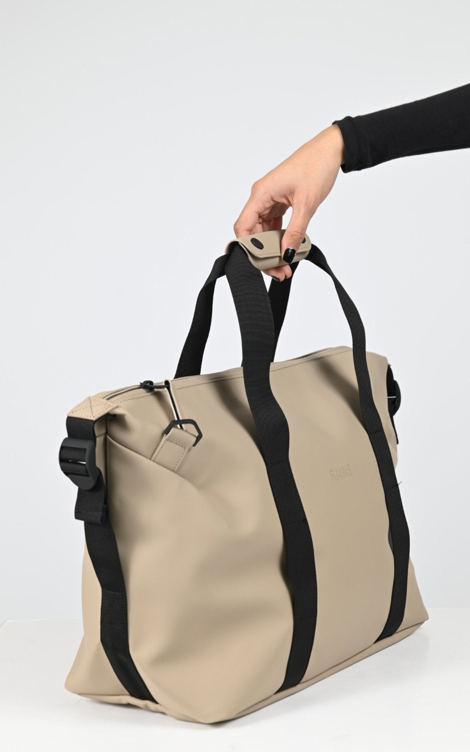 Sac Textile Mixte Rains, modèle 14220 week-end bag small de couleur beige 133 2