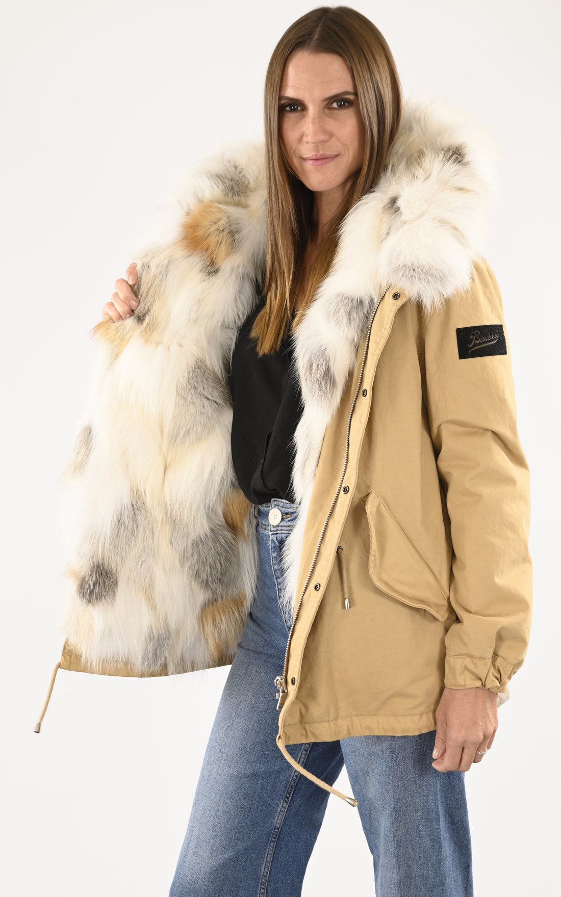 A &quot;DRAKE WOMAN SHORT 70 CM&quot; Beige Barbed Veste Femme opened photo