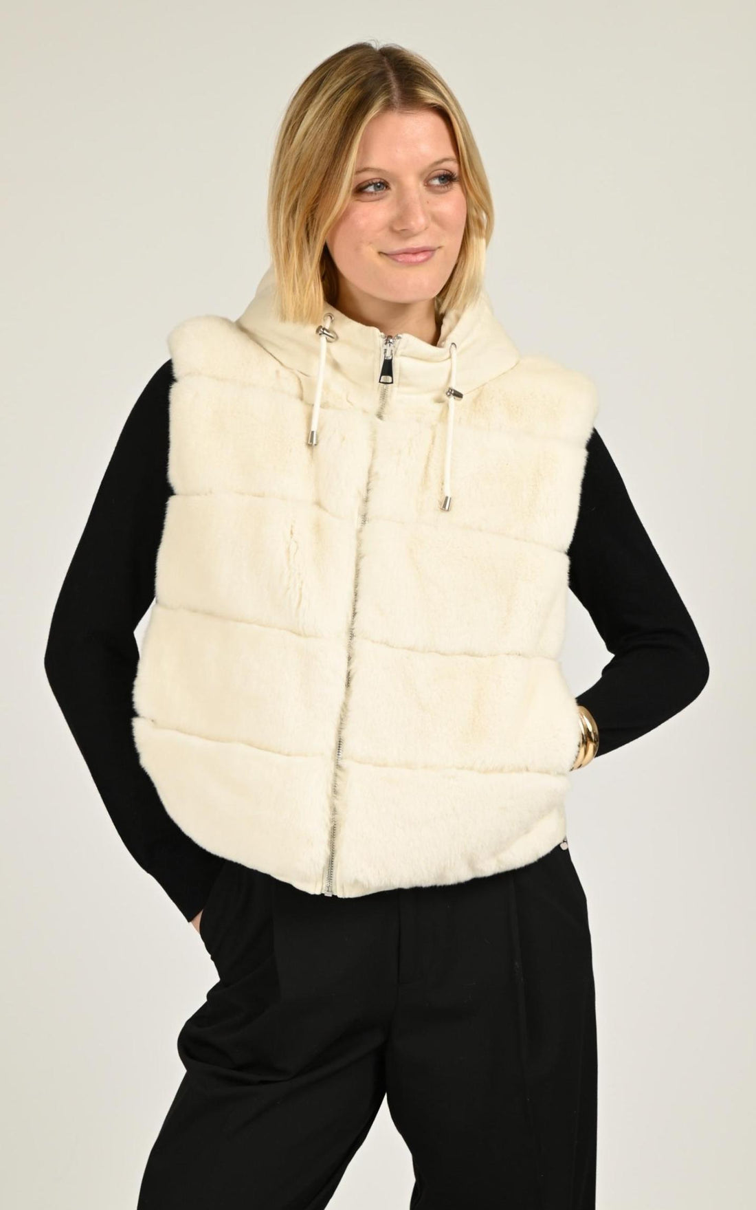 Gilet Fourrure Femme Kottas Mantsios, modèle 2025.20 de couleur pearl