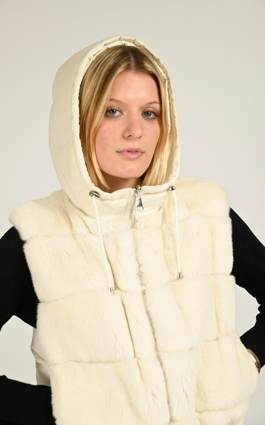 Gilet Fourrure Femme Kottas Mantsios, modèle 2025.20 de couleur pearl