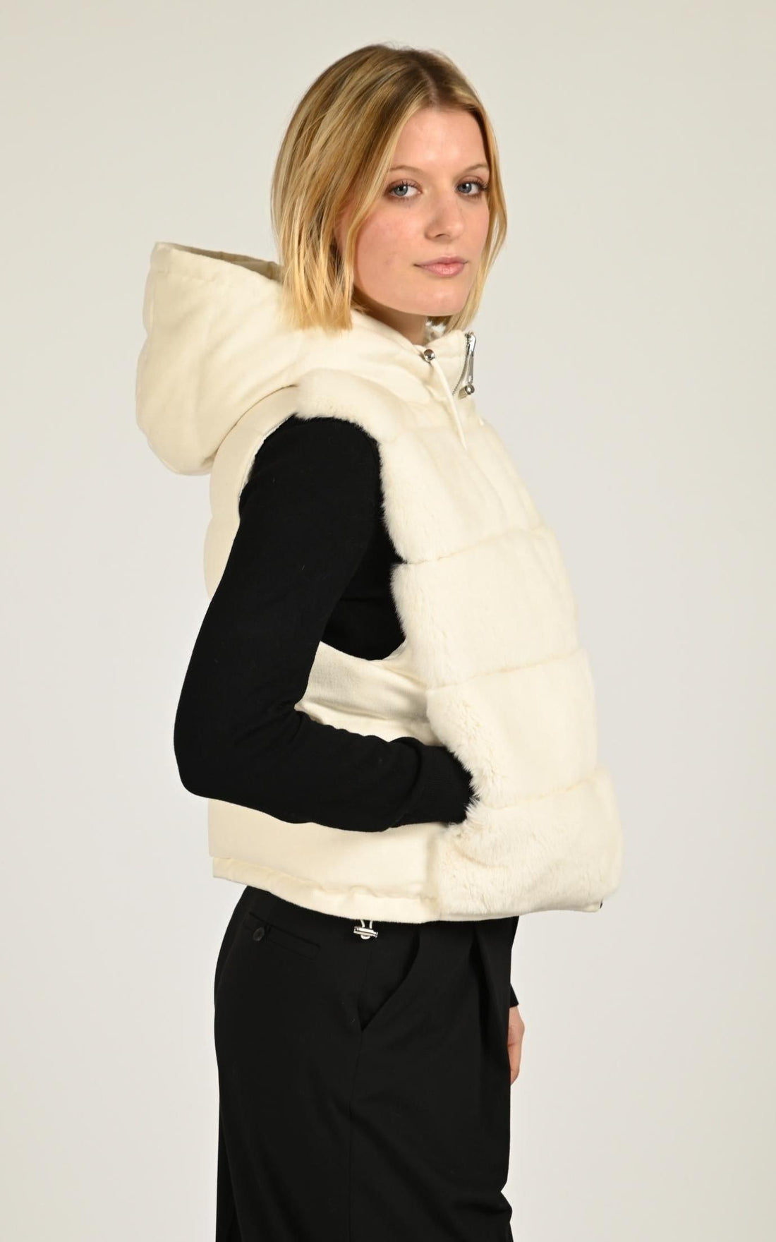 Gilet Fourrure Femme Kottas Mantsios, modèle 2025.20 de couleur pearl