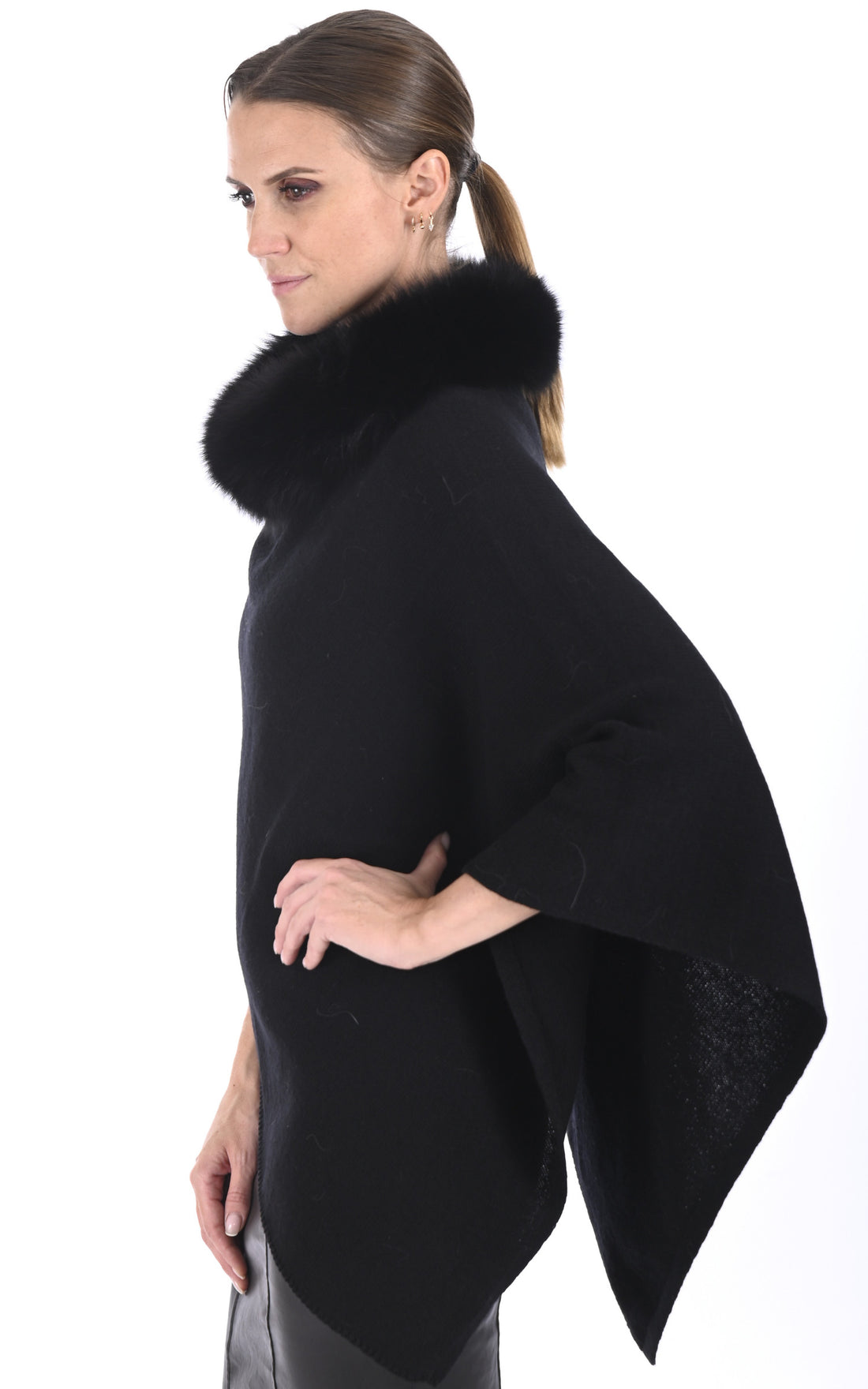 A &quot;540/30&quot; Noir Lea Clement Cape Femme opened photo