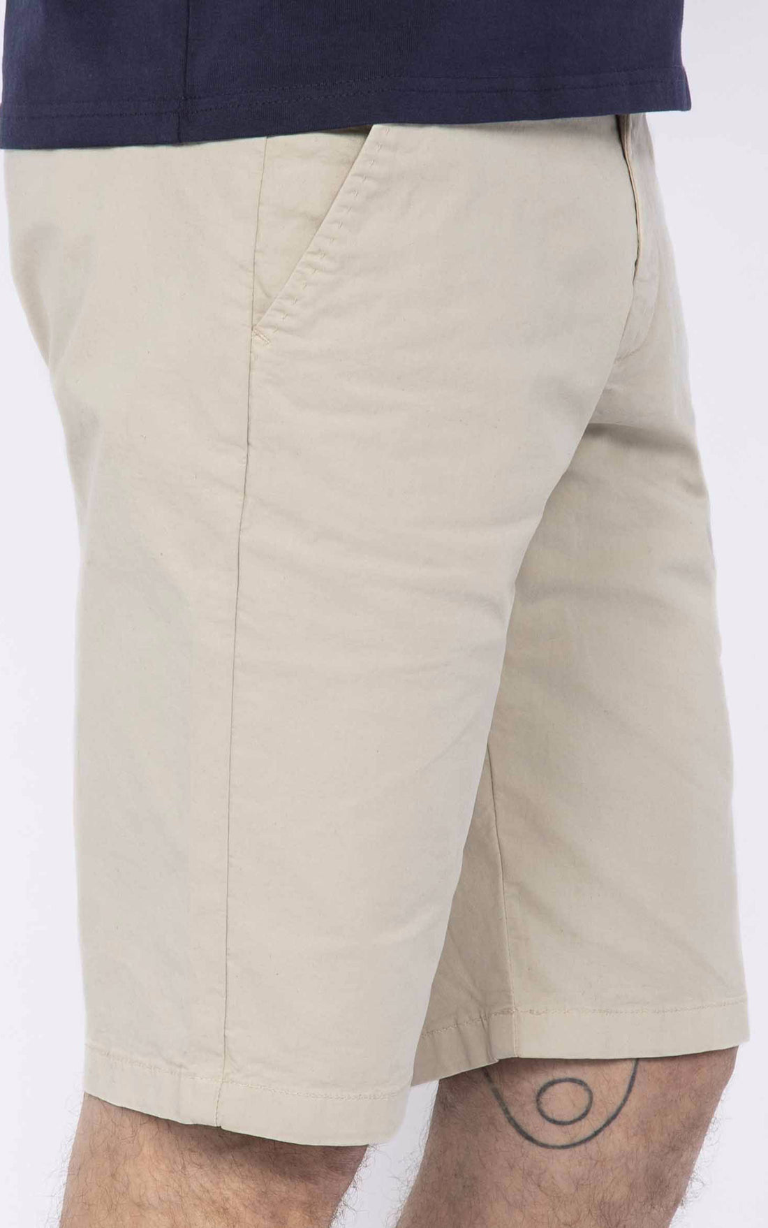 A &quot;TRJO30&quot; Beige Schott Bermuda Homme opened photo