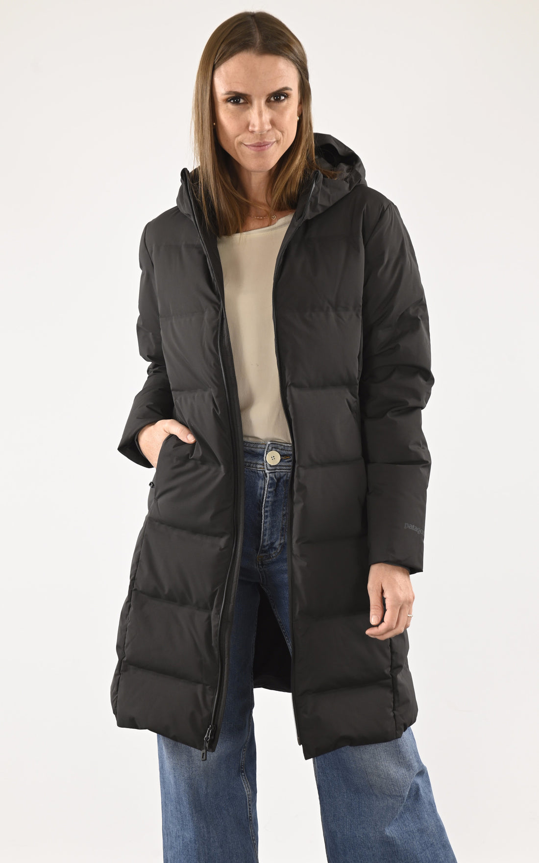 A &quot;JACKSON GLACIER PARKA&quot; Noir Patagonia 3/4 Parka Femme opened photo