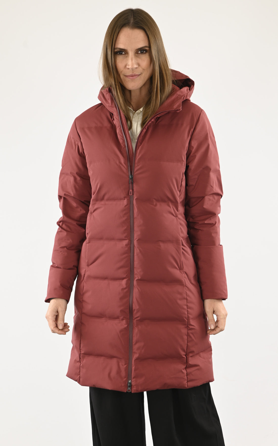 A &quot;JACKSON GLACIER PARKA&quot; Rouge Patagonia 3/4 Parka Femme opened photo
