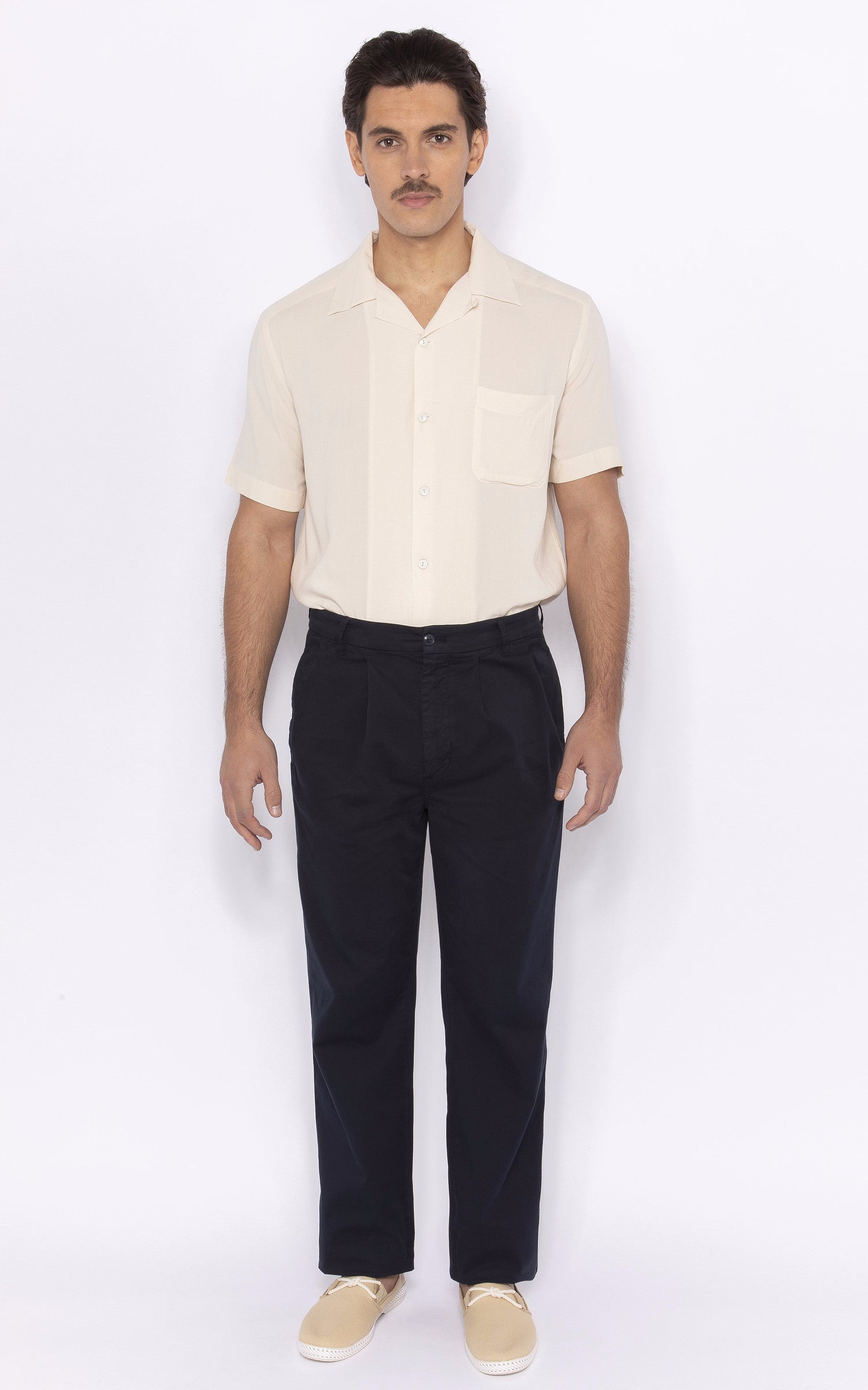 A "CH01" Ecru Rivieras Chemise Homme closed photo