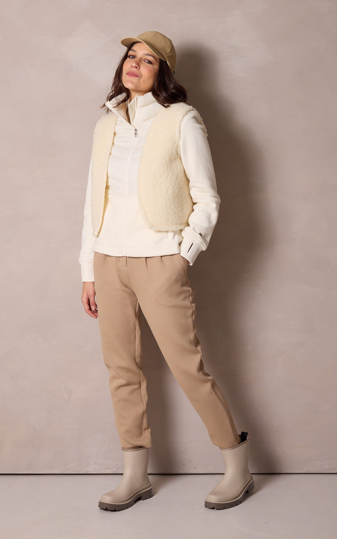 A &quot;PLUME 45&quot; Beige La Canadienne Gilet Femme opened photo