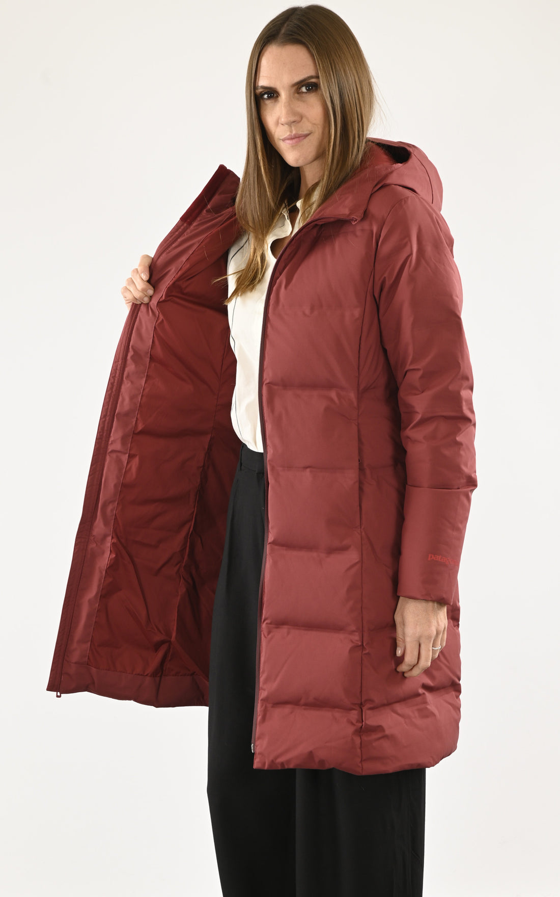 A &quot;JACKSON GLACIER PARKA&quot; Rouge Patagonia 3/4 Parka Femme opened photo