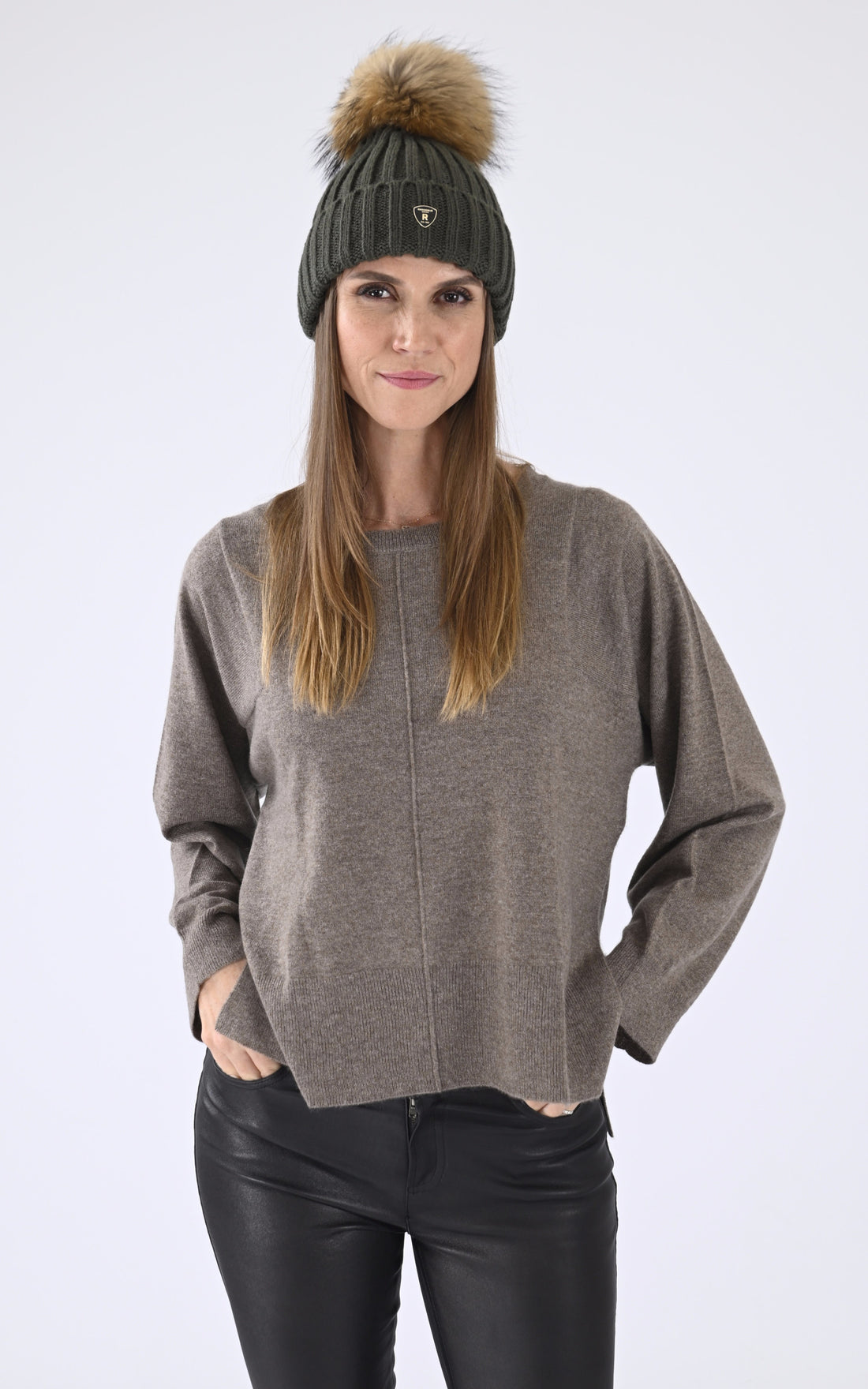 A &quot;HAT POM POM&quot; Kaki Rock and Blue Bonnet Femme opened photo
