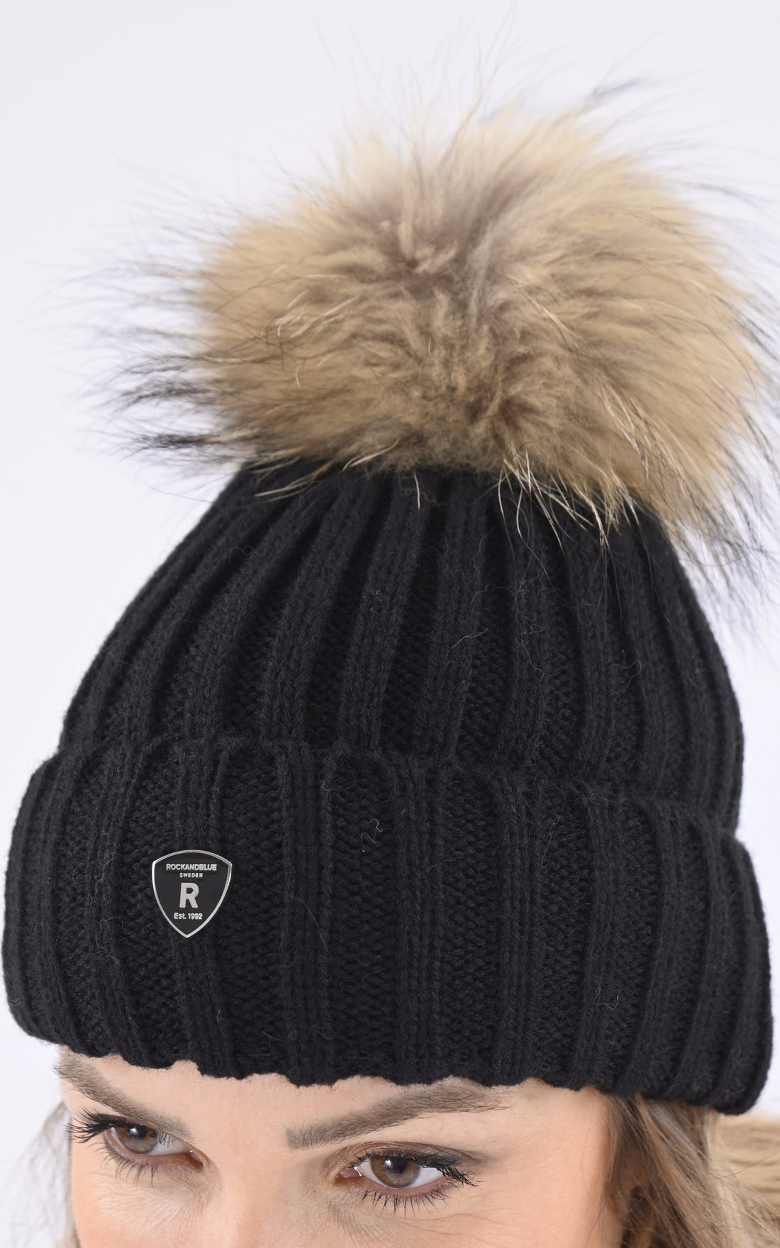 A &quot;HAT POM POM&quot; Noir Rock and Blue Bonnet Femme opened photo