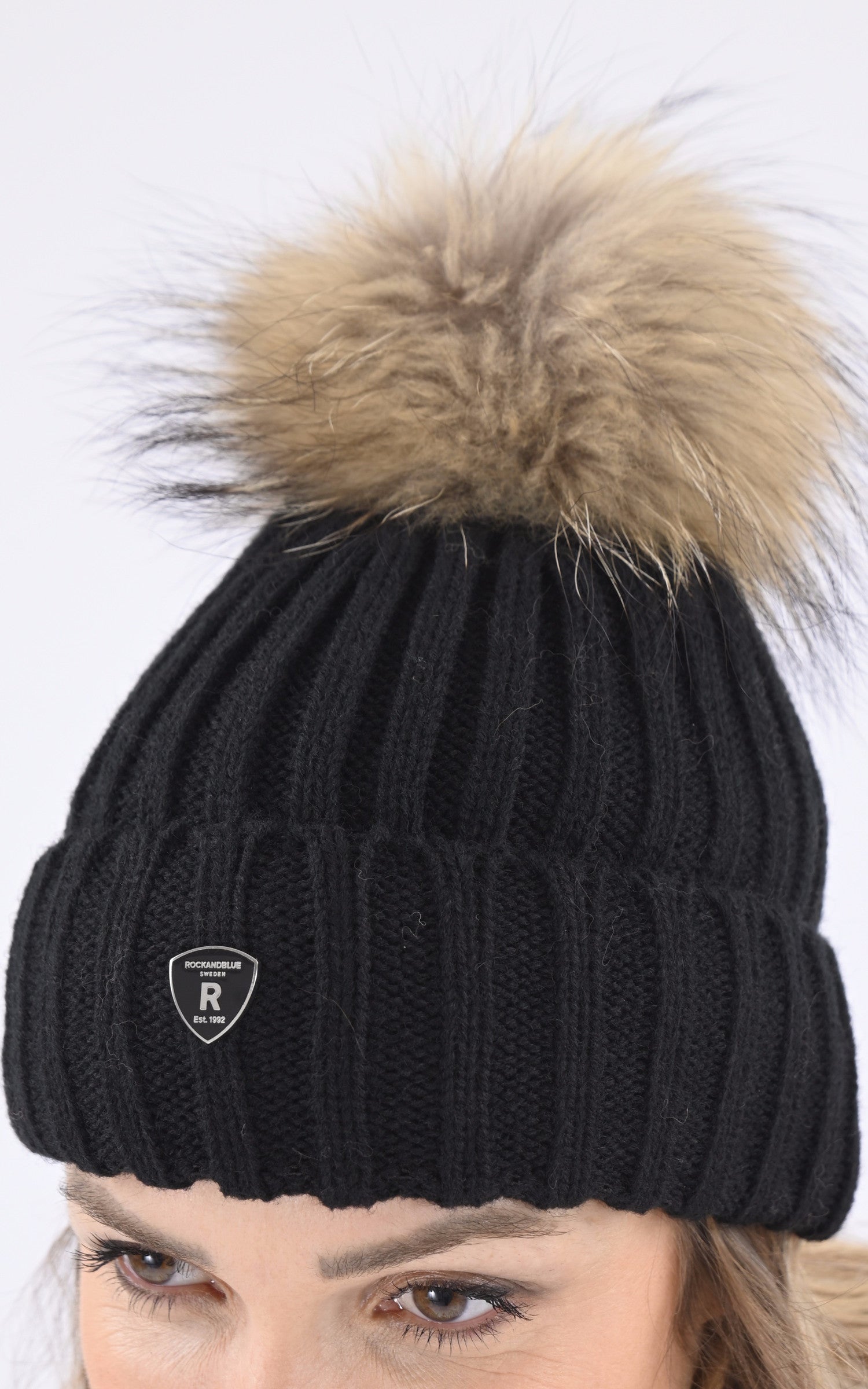 A &quot;HAT POM POM&quot; Noir Rock and Blue Bonnet Femme details photo 3