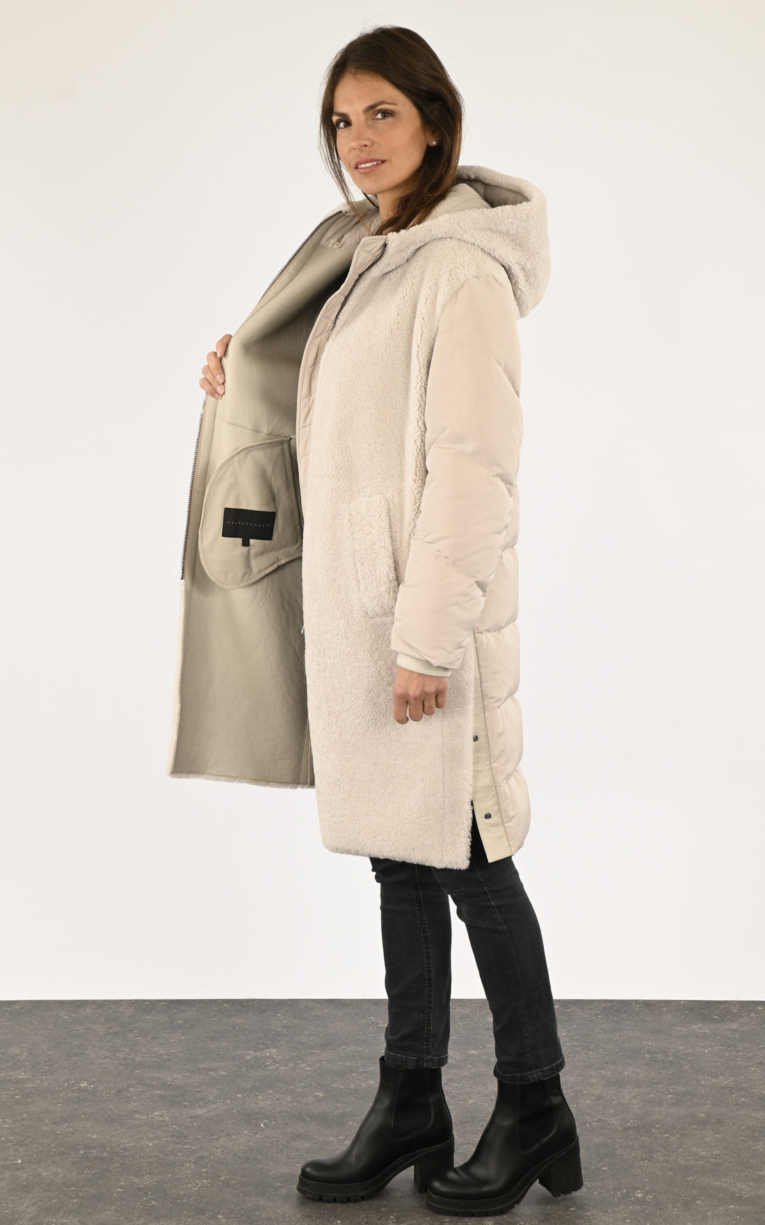 A &quot;33599&quot; Blanc Ventcouvert 7/8 Femme opened photo