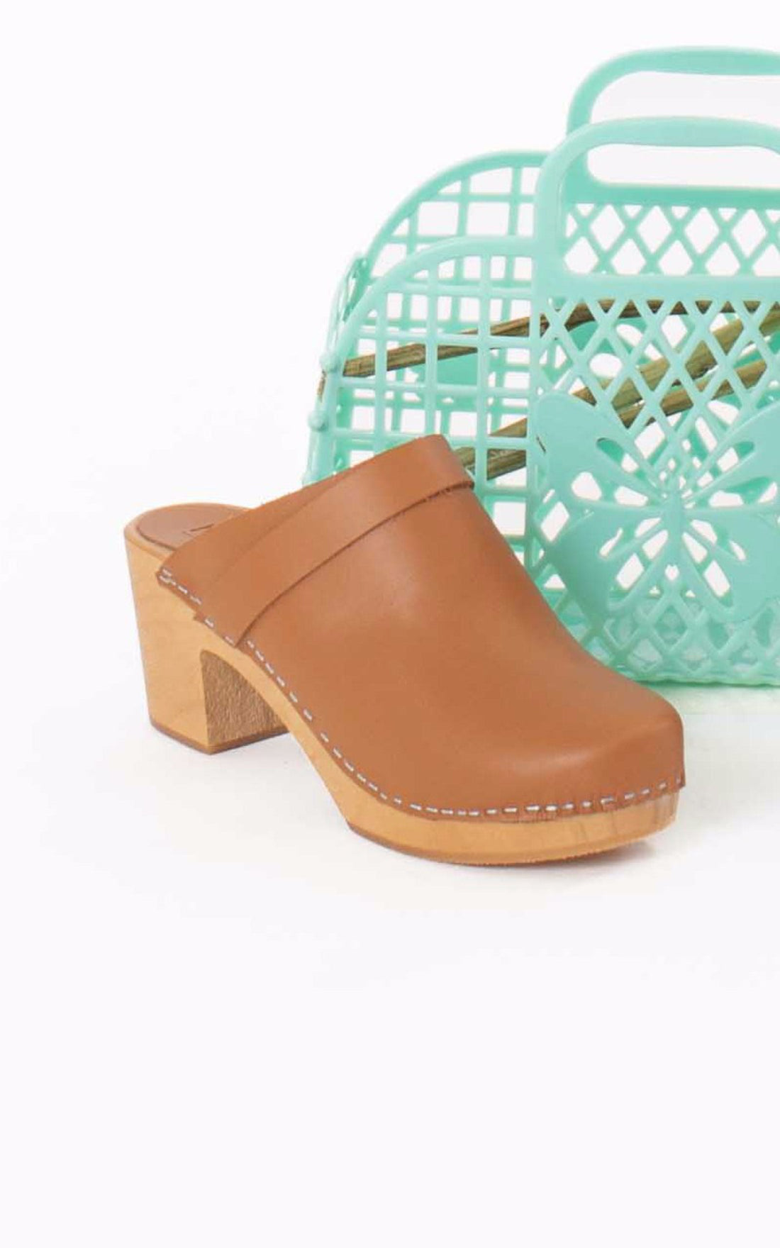 A &quot;EGLANTINE SANS CLOUS&quot; Camel Hoof sabots Femme opened photo