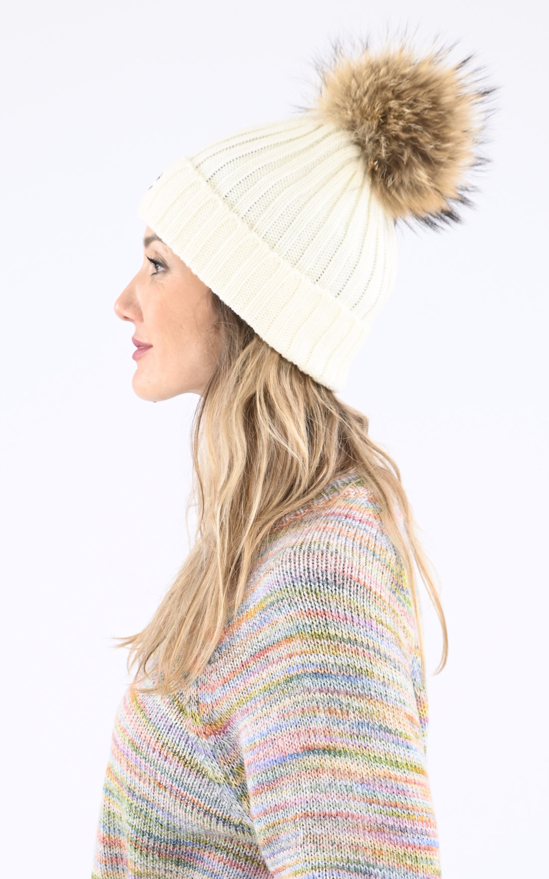 A &quot;HAT POM POM&quot; Blanc Rock and Blue Bonnet Femme opened photo