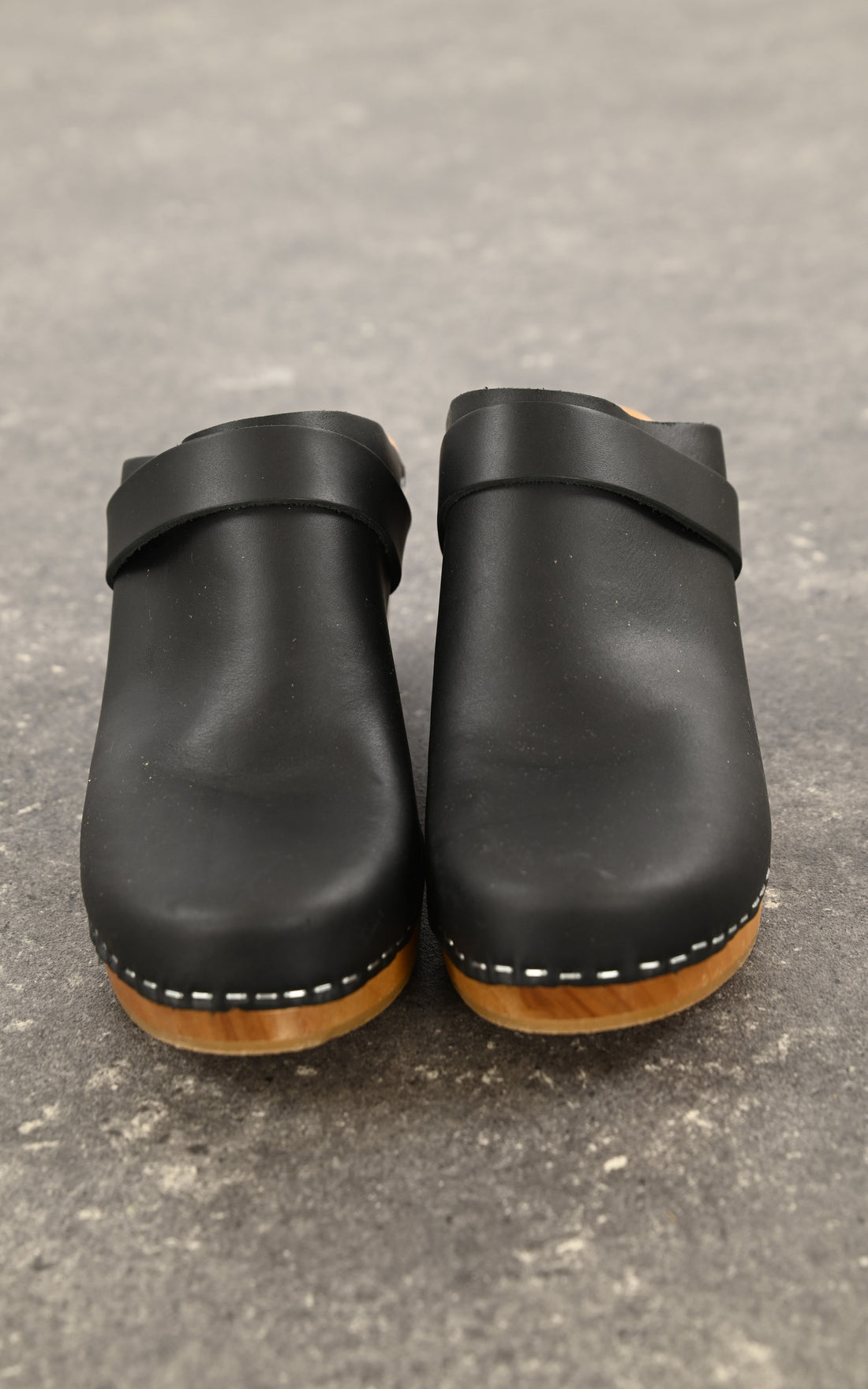 A &quot;EGLANTINE SANS CLOUS&quot; Noir Hoof sabots Femme closed photo