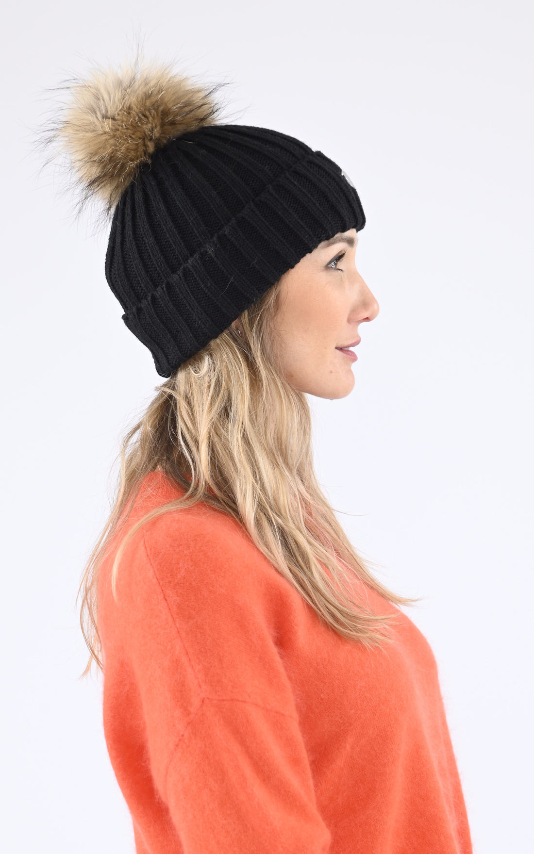 A &quot;HAT POM POM&quot; Noir Rock and Blue Bonnet Femme opened photo