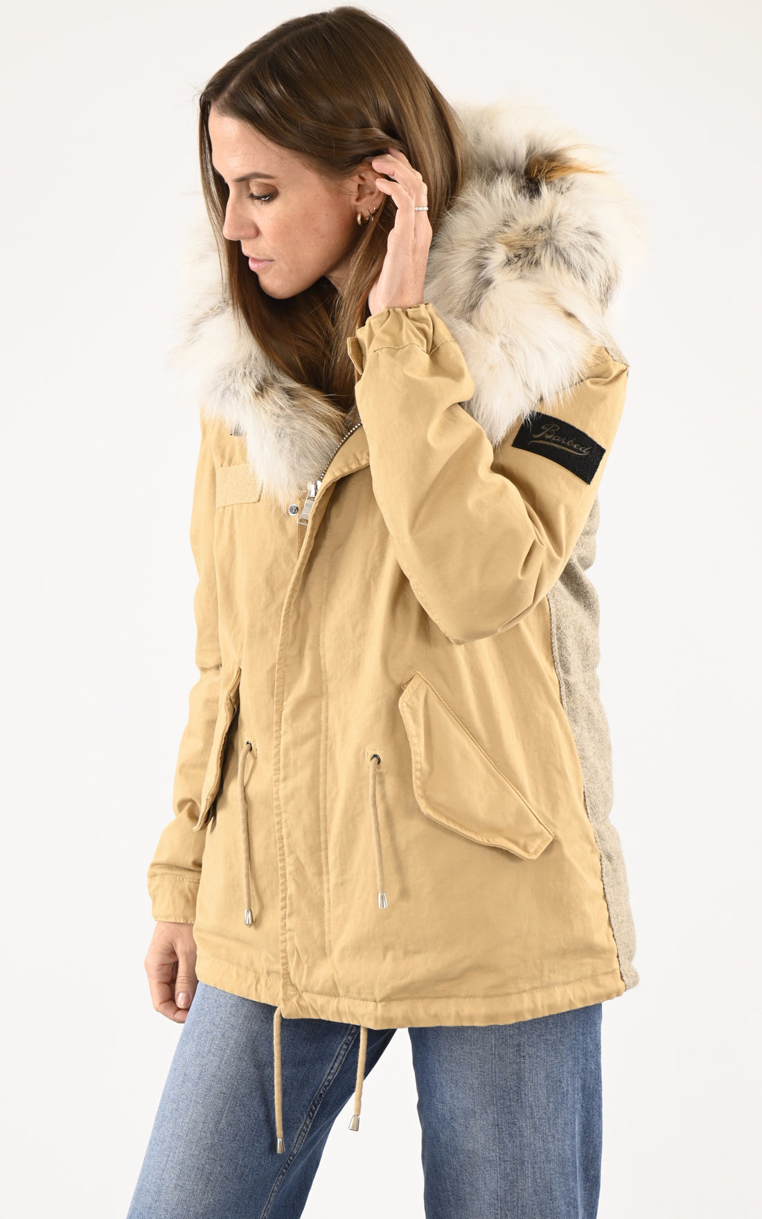 A &quot;DRAKE WOMAN SHORT 70 CM&quot; Beige Barbed Veste Femme opened photo