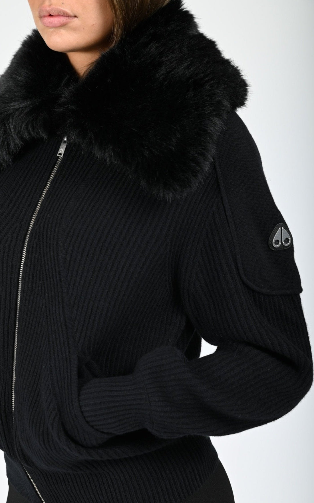 Veste Textile Femme Moose Knuckles, modèle Corina fzip m35lk650 de couleur black 292