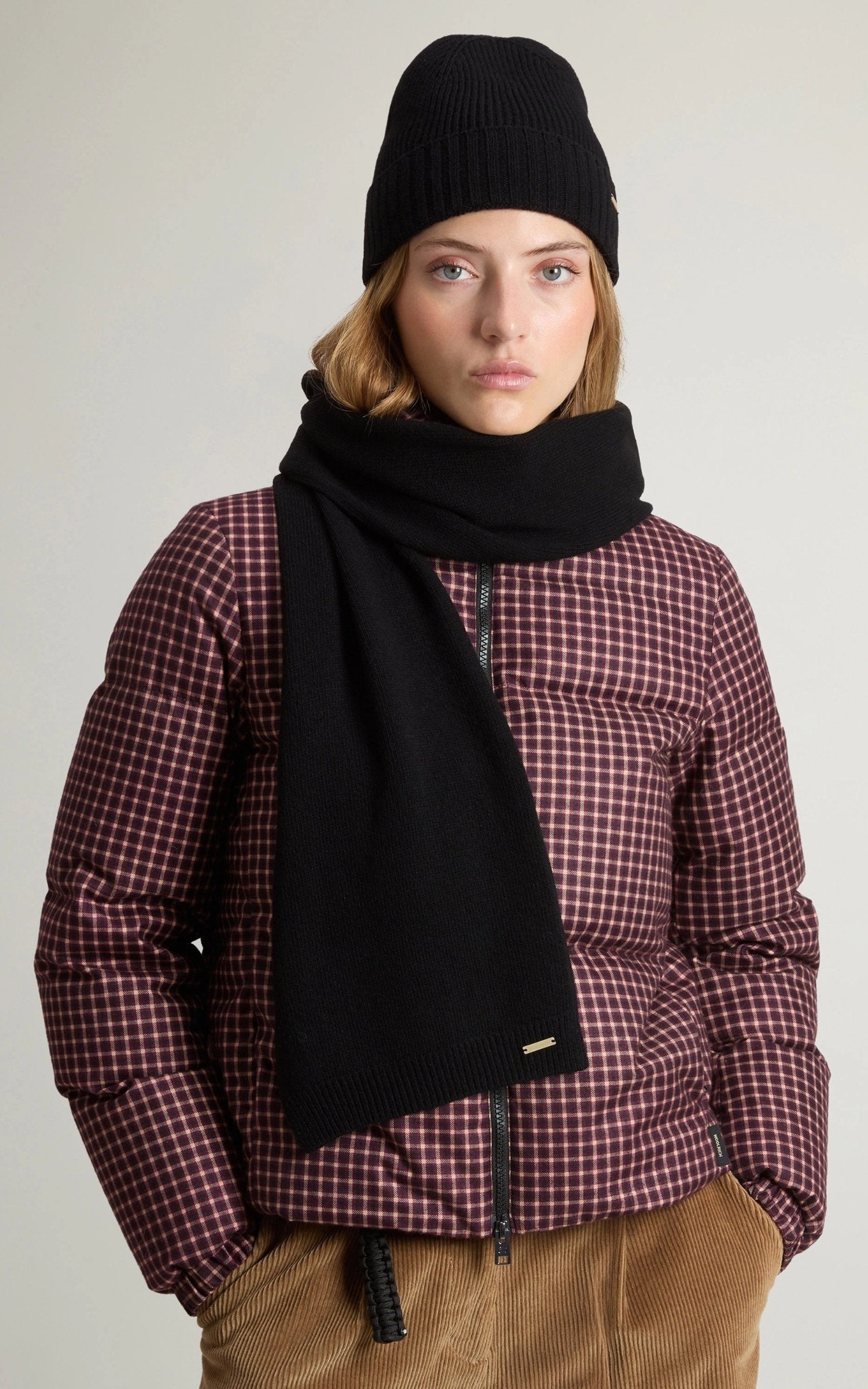 Echarpe Textile Femme Woolrich, modèle Gift box ac2029 de couleur noir 1