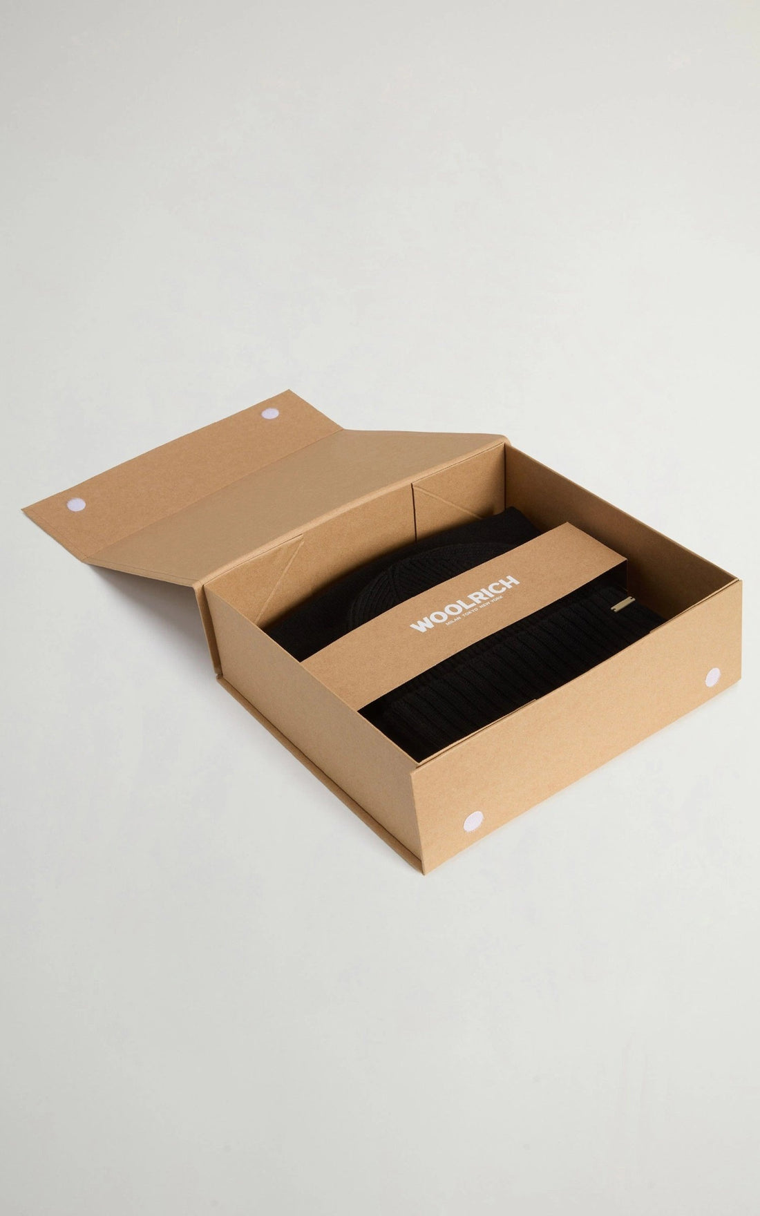 Echarpe Textile Femme Woolrich, modèle Gift box ac2029 de couleur noir