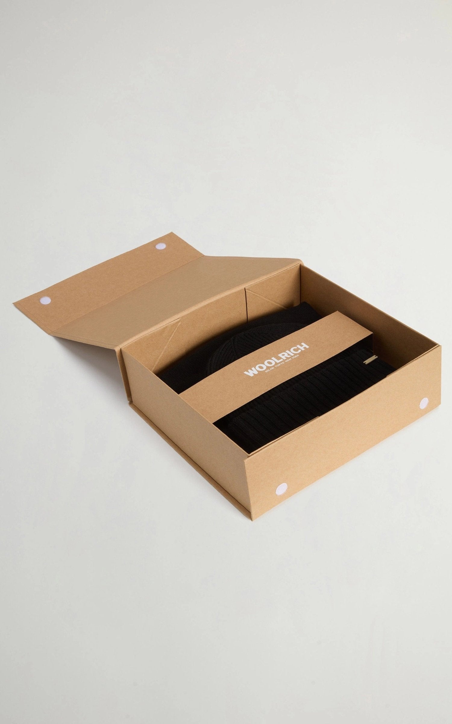 Echarpe Textile Femme Woolrich, modèle Gift box ac2029 de couleur noir