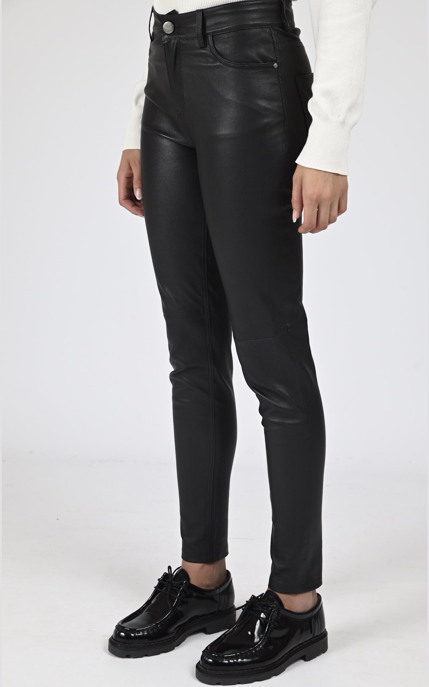 Pantalon Cuir Femme Rose garden, modèle Jiny 102086 de couleur noir
