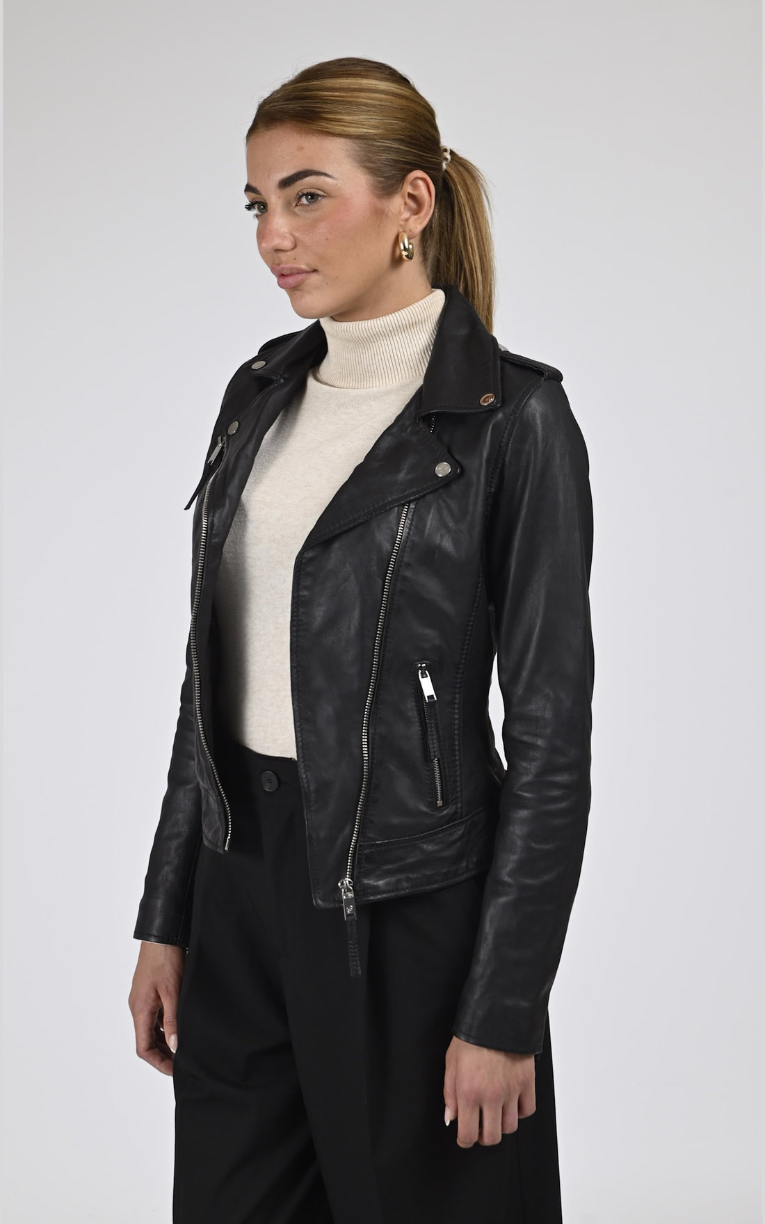 Perfecto Cuir Femme La canadienne, modèle Melanie de couleur noir