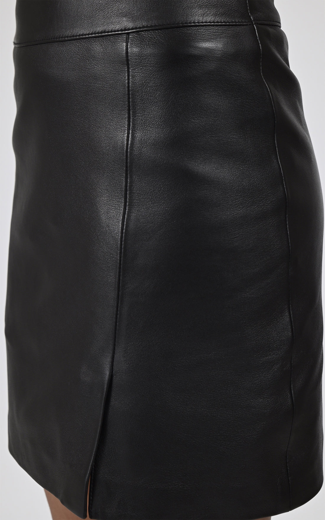 Jupe courte ajustée cuir noir
