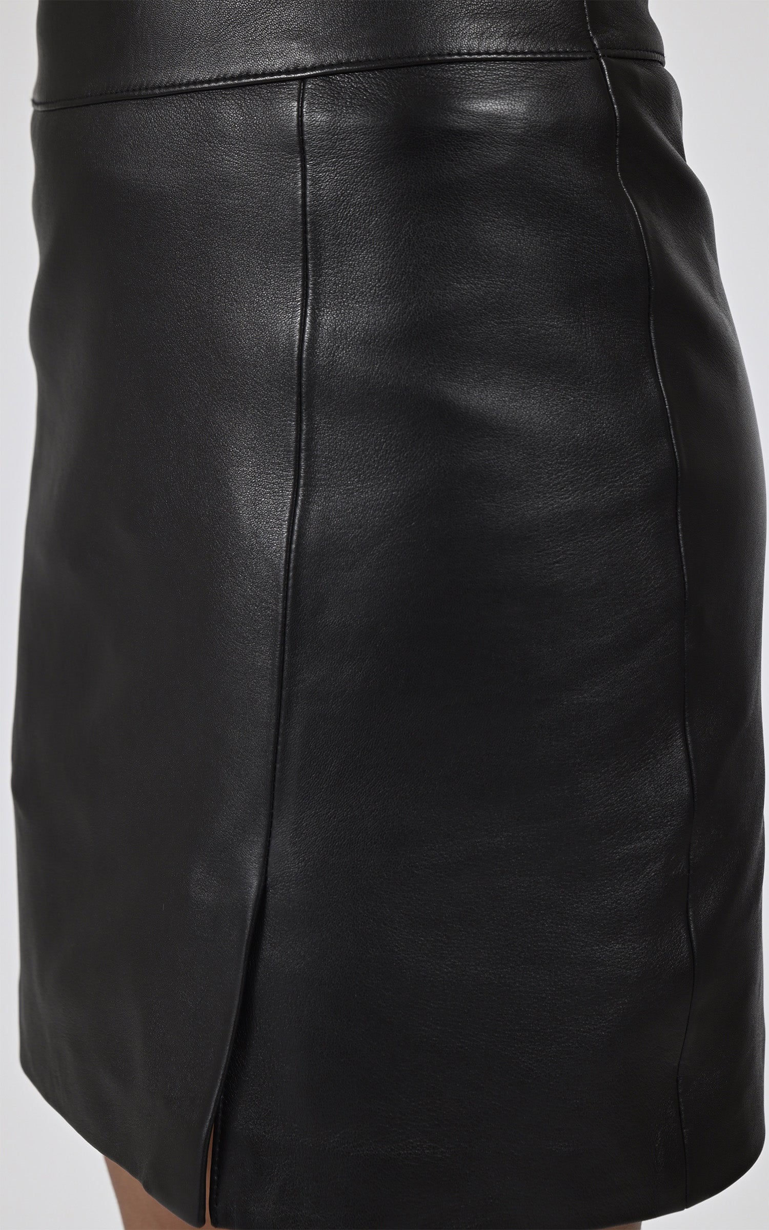 Jupe courte ajustée cuir noir