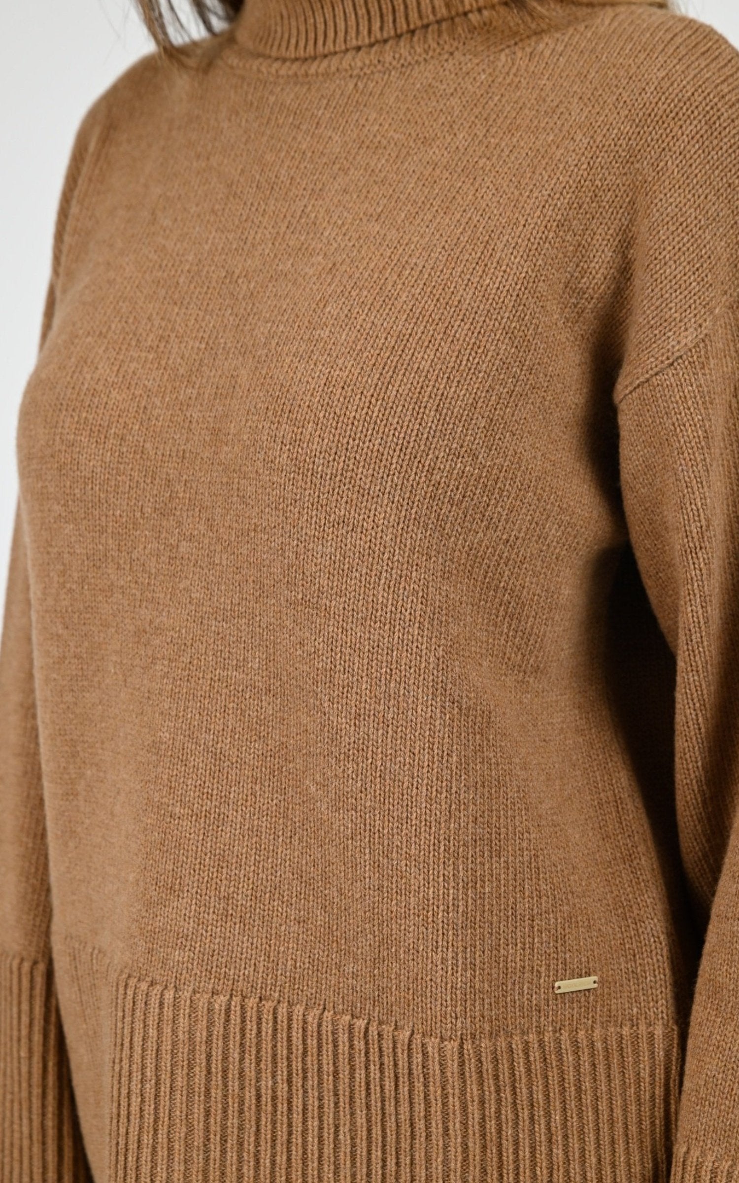 Pull Textile Femme Woolrich, modèle Supergeelong kn2006 de couleur dark camel