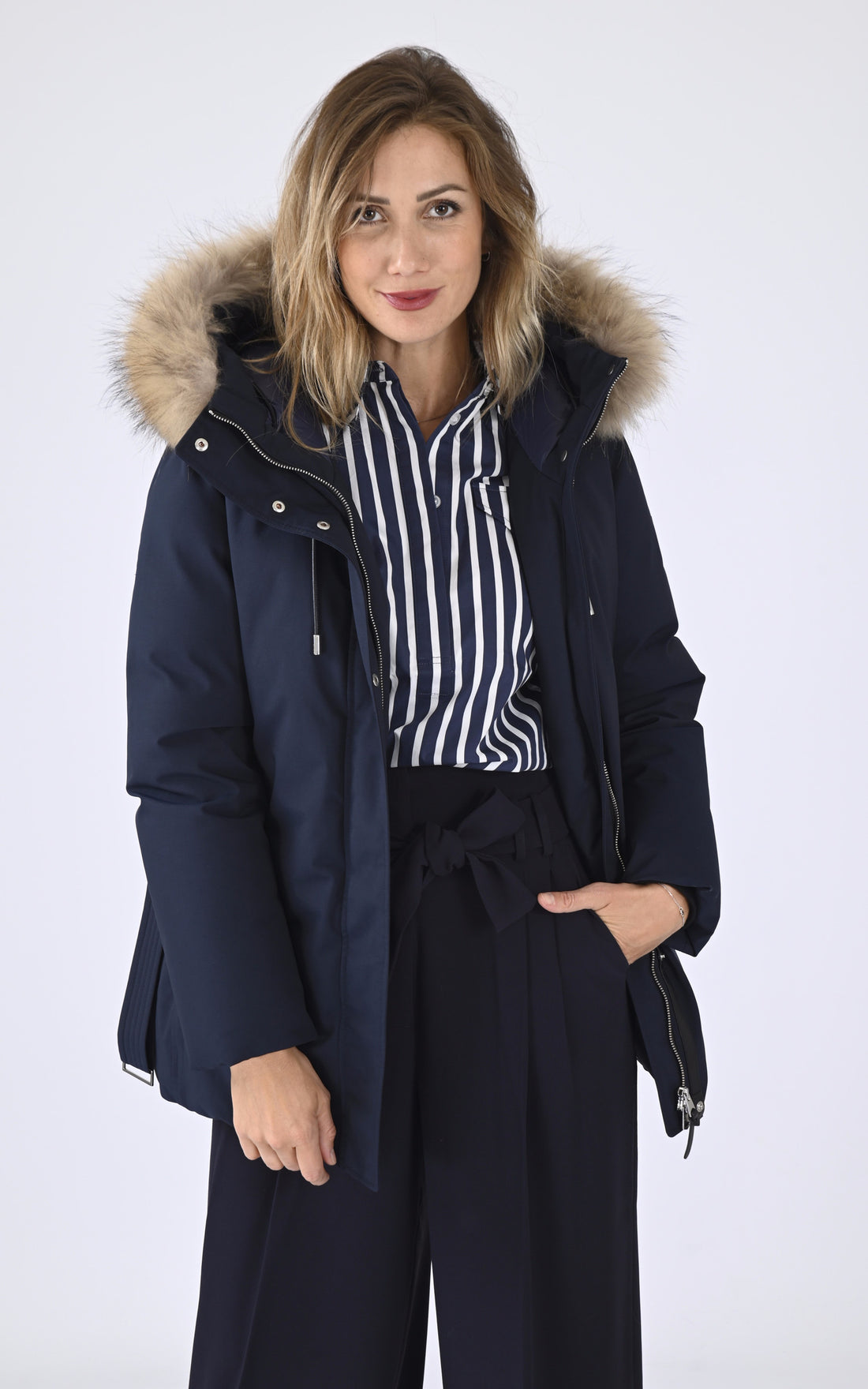 A &quot;JENI-FZ&quot; Bleu Marine Mackage Ves Doudoune Femme opened photo