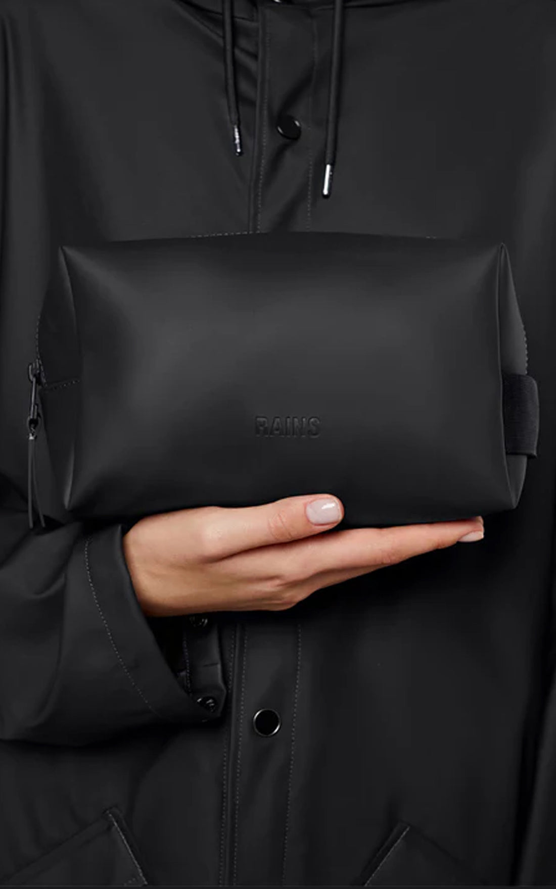 A &quot;15580 WASH BAG SMALL&quot; Noir Rains Pochette Mixte opened photo