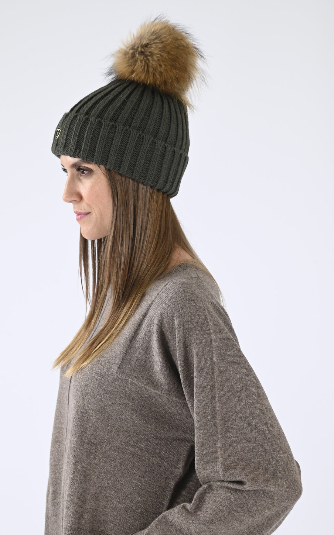 A &quot;HAT POM POM&quot; Kaki Rock and Blue Bonnet Femme opened photo