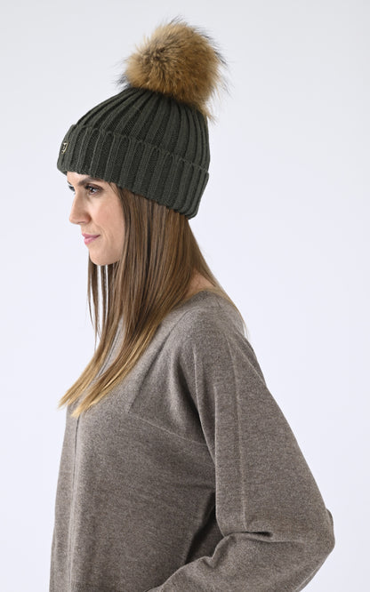 A &quot;HAT POM POM&quot; Kaki Rock and Blue Bonnet Femme closed photo