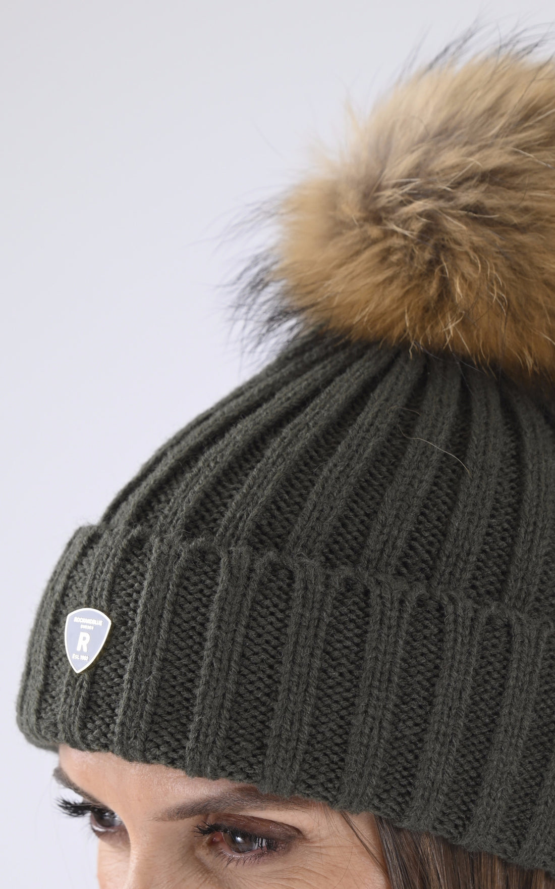 A &quot;HAT POM POM&quot; Kaki Rock and Blue Bonnet Femme opened photo