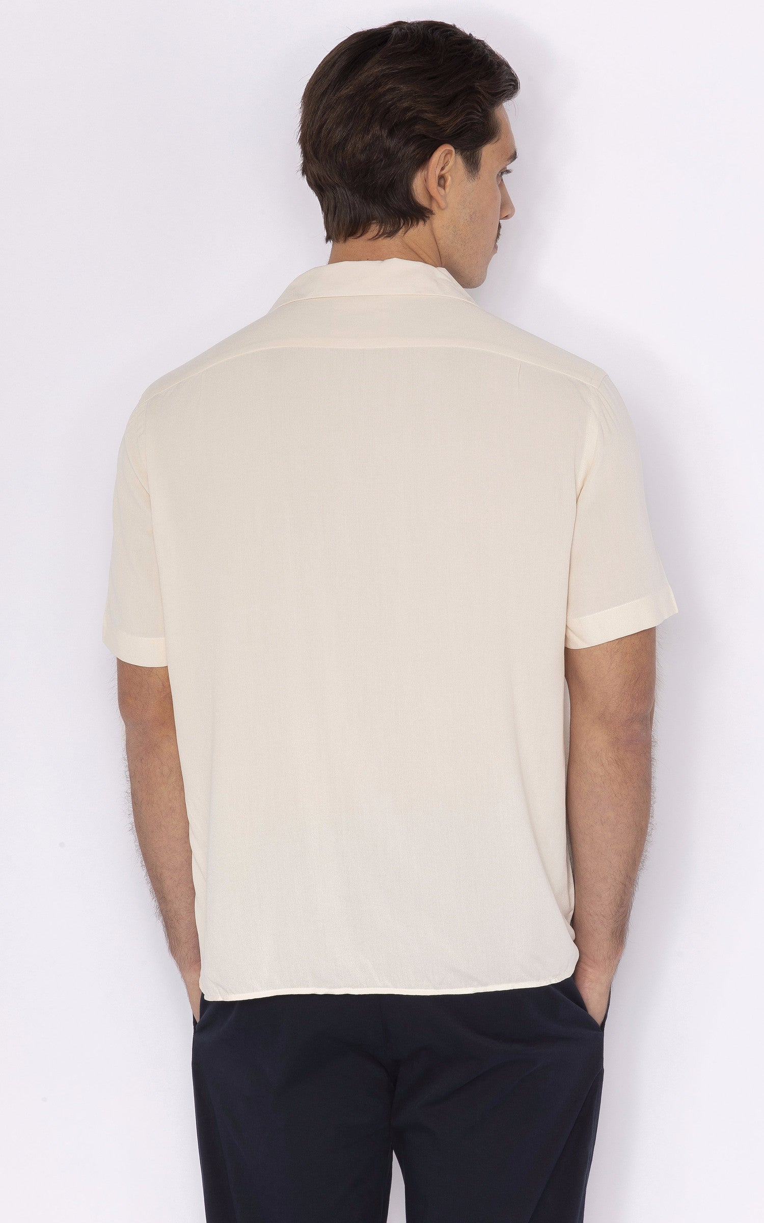 A "CH01" Ecru Rivieras Chemise Homme interior photo