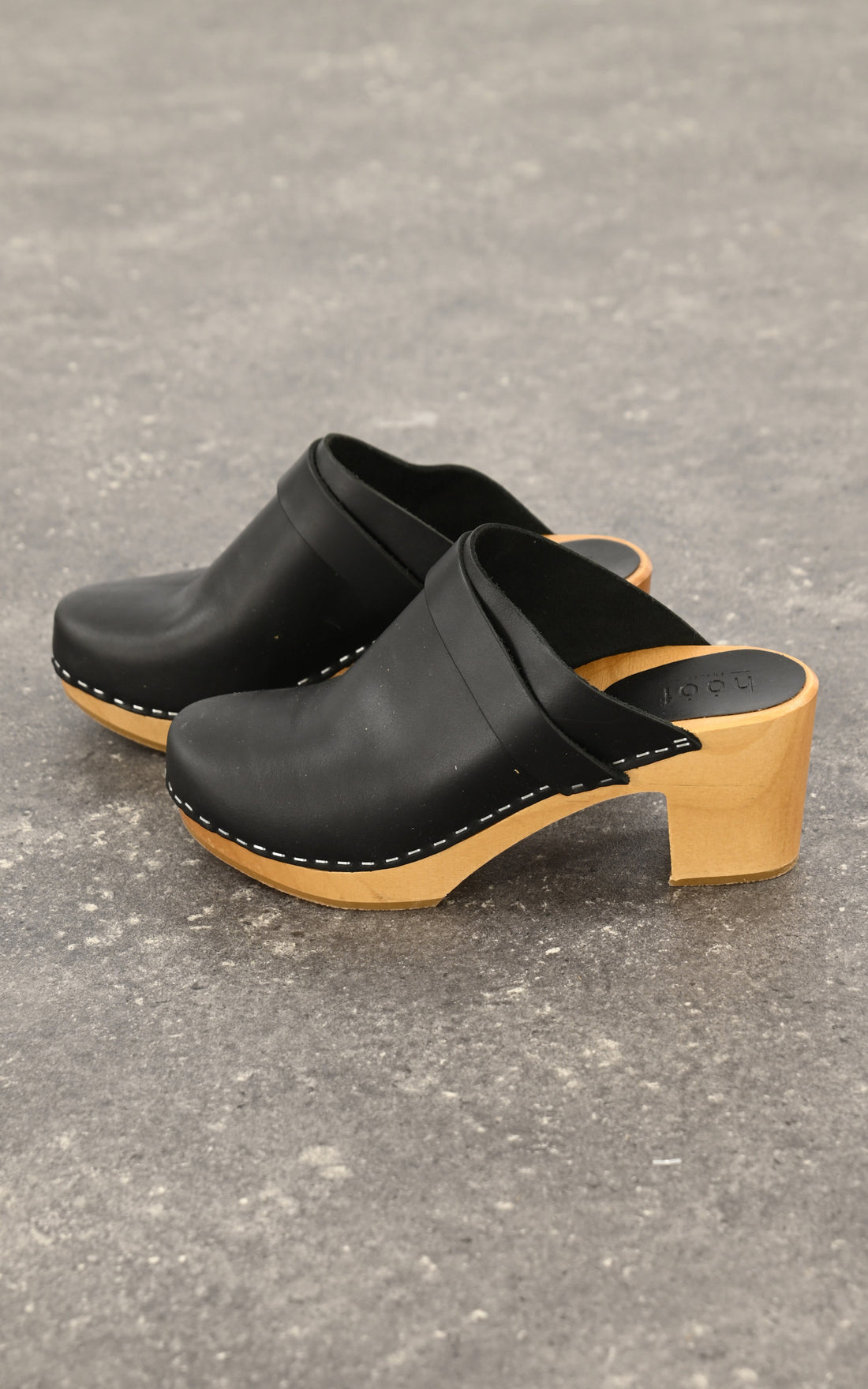 A &quot;EGLANTINE SANS CLOUS&quot; Noir Hoof sabots Femme closed photo