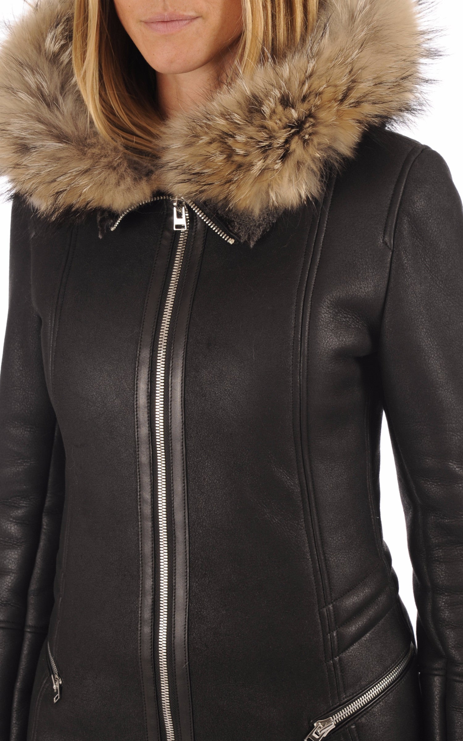 Veste courte avec col amovible en imitation fourrure sur schwarz Veste courte avec col amovible en imitation fourrure sur schwarz