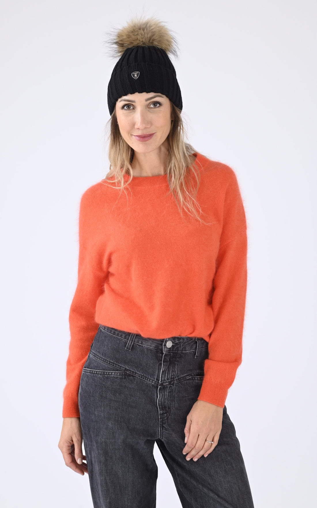 A &quot;HAT POM POM&quot; Noir Rock and Blue Bonnet Femme opened photo