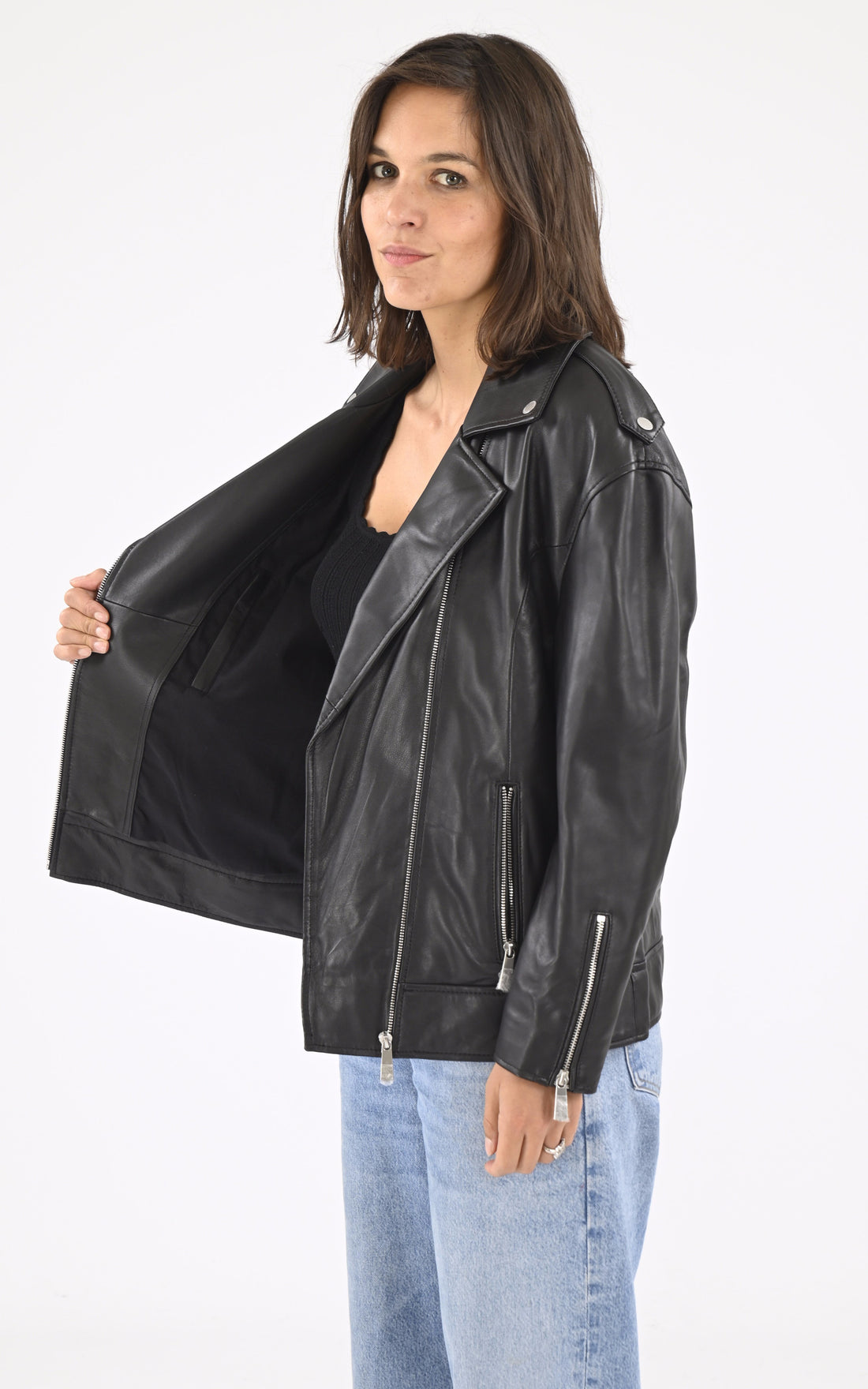 A &quot;DREW 64942&quot; Noir Oakwood Perfecto Femme opened photo