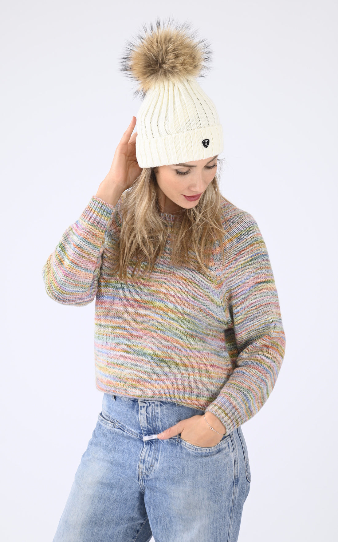 A &quot;HAT POM POM&quot; Blanc Rock and Blue Bonnet Femme opened photo