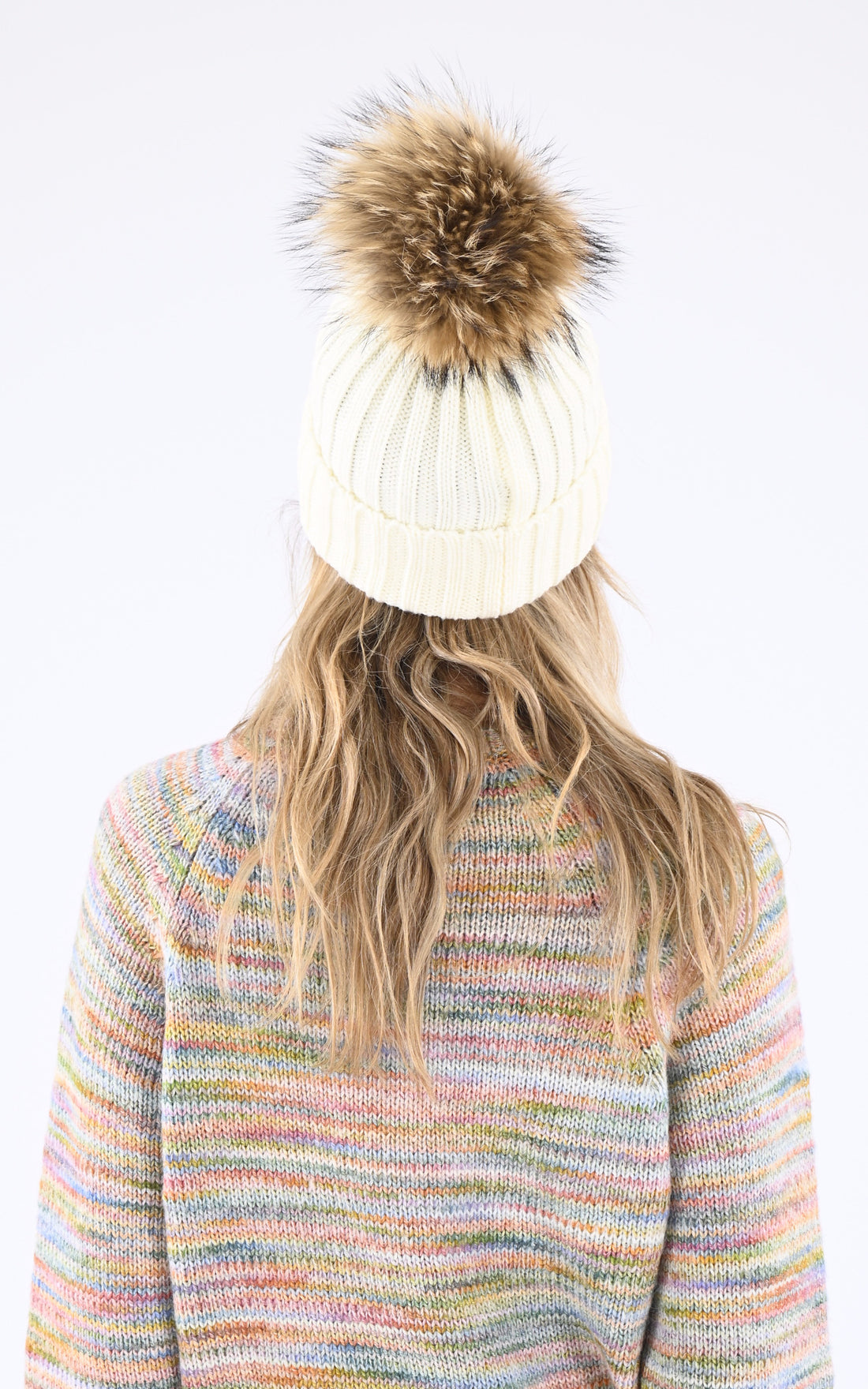 A &quot;HAT POM POM&quot; Blanc Rock and Blue Bonnet Femme opened photo