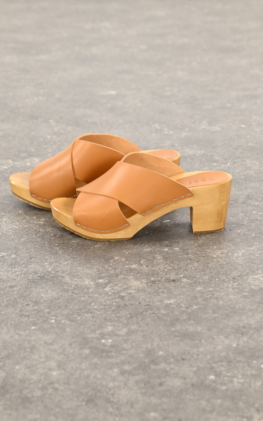 A &quot;ARLINE&quot; Cognac Hoof sabots Femme opened photo