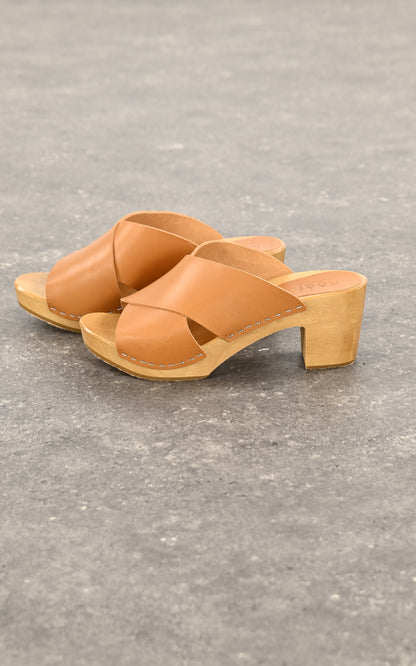 A &quot;ARLINE&quot; Cognac Hoof sabots Femme interior photo