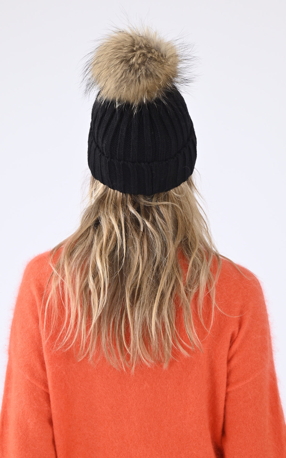 A &quot;HAT POM POM&quot; Noir Rock and Blue Bonnet Femme opened photo